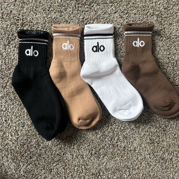 ALO Yoga 4 pack of Black, Tan, White, and Espresso Socks half crew throwback - Picture 2 of 2